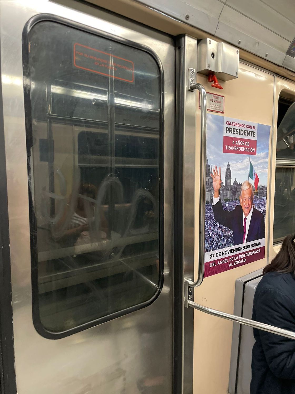 propaganda-amlo-metro-linea-dos