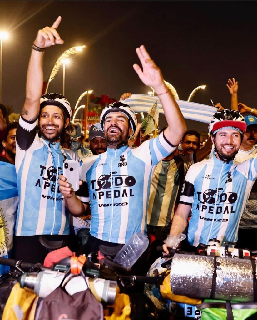 Todo a pedal: Los fans que recorrieron 10 mil kilómetros en bicicleta para apoyar a Argentina en Qatar 2022