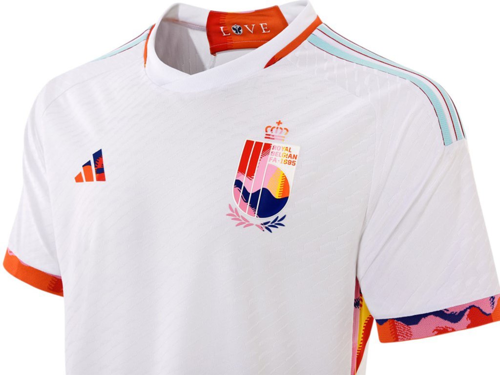 Uniforme Bélgica con la palabra LOVE Qatar 2022