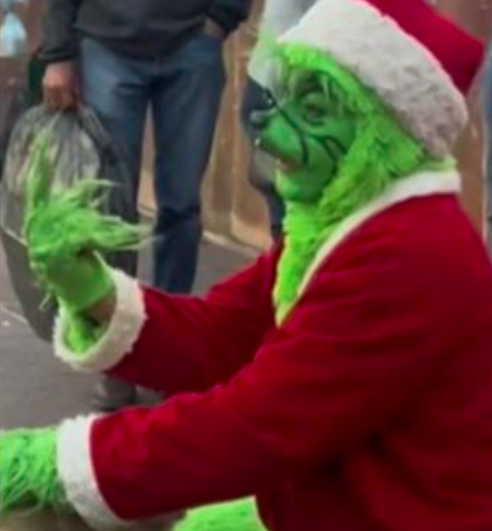 ¿Mejor que Jim Carrey? Sujeto vestido de 'Grinch' se vuelve viral por