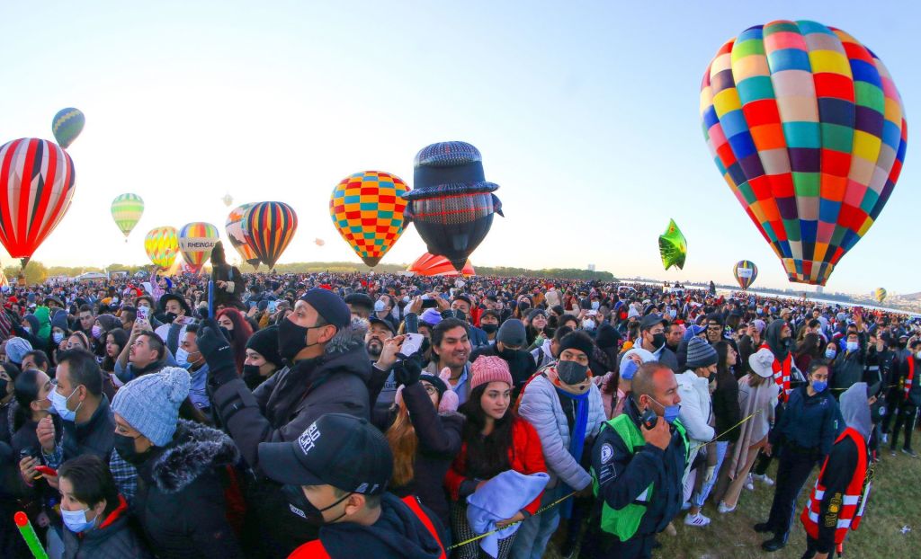 El viento arrastró globos aerostáticos en el festival de León y los videos están cañones