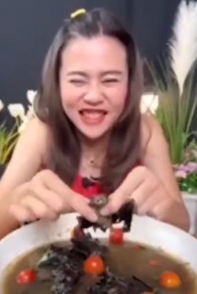 Youtuber es detenida por comerse un caldo de murciélago