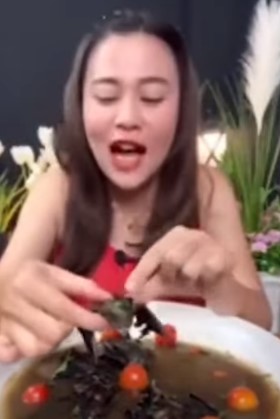 Youtuber es detenida por comerse un caldo de murciélago