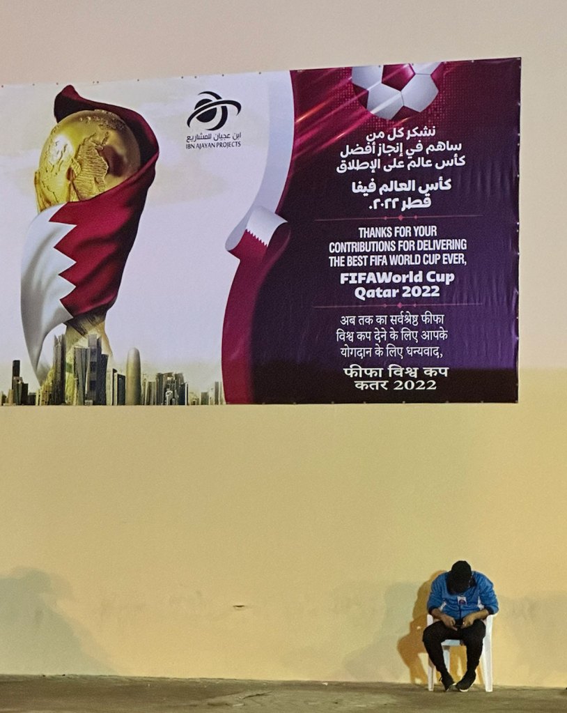 Manta colgada en la entrada del Industrial Fan Zone de Qatar