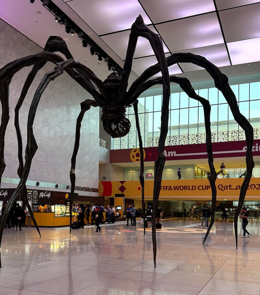 Louis Burgois escultura de araña ubicada en el centro de prensa del mundial de Qatar 2022