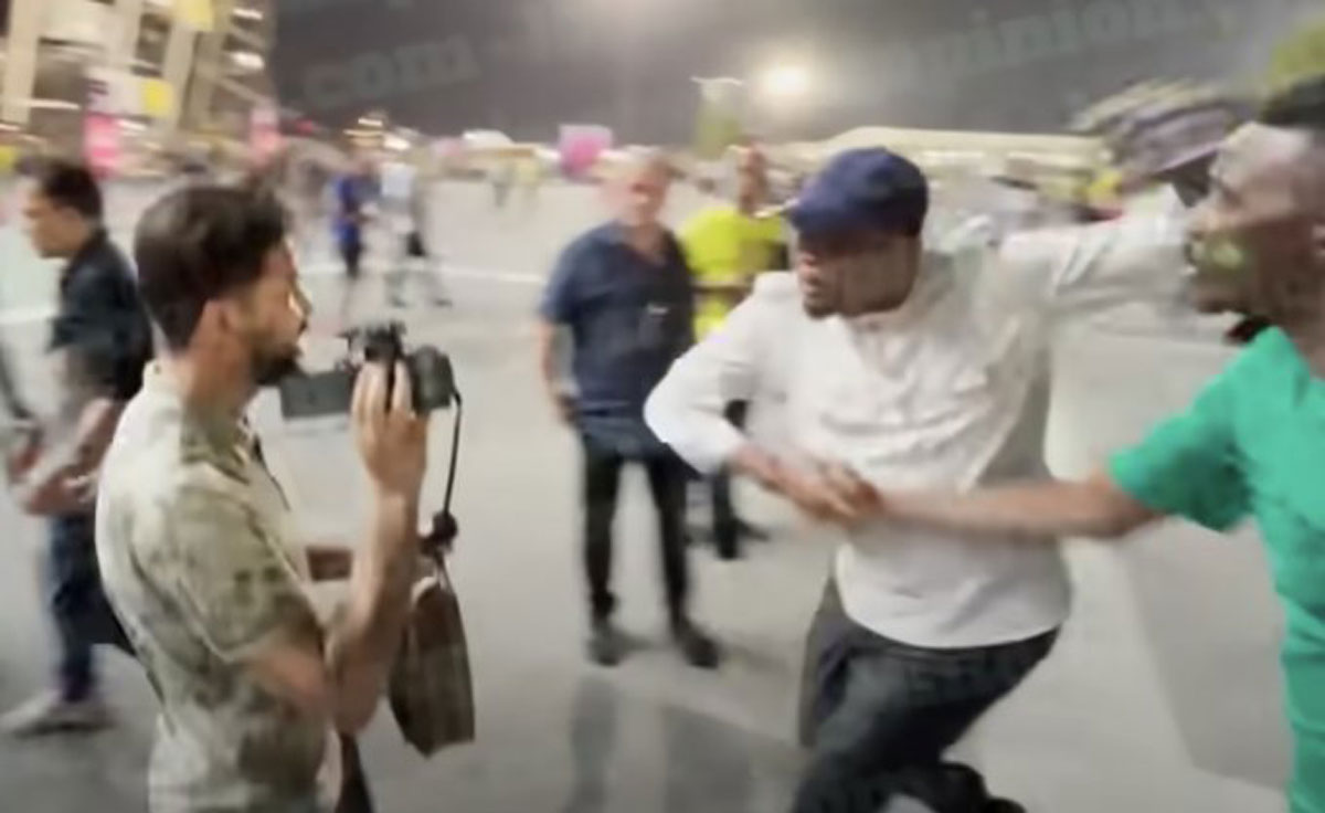 Samuel Eto'o agrede fan en el mundial de Qatar 2022