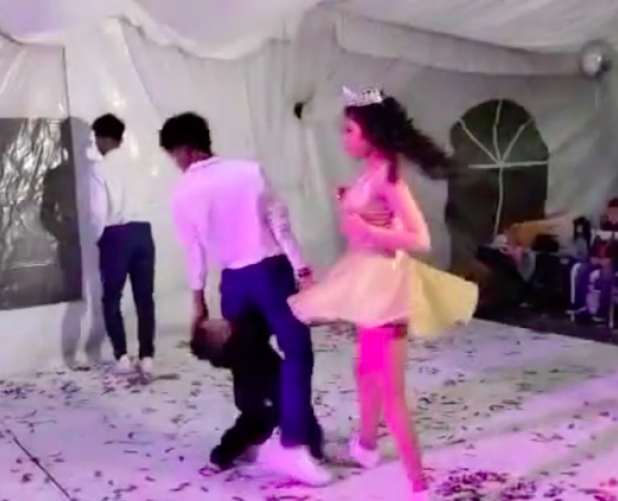 Auch: Niño se cuela durante baile de XV años y termina en el suelo