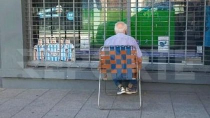 La historia de Carlos, el aficionado de 82 años que ve los partidos de Argentina fuera de una tienda de televisiones