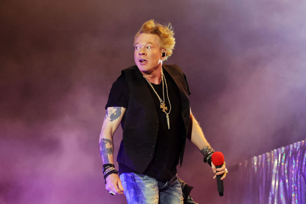 La polémica de Axl Rose y el micrófono que hirió a una fan en un show de Guns N' Roses