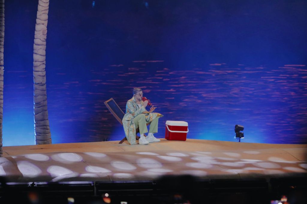 Bad Bunny a inicio de su concierto en el Azteca 