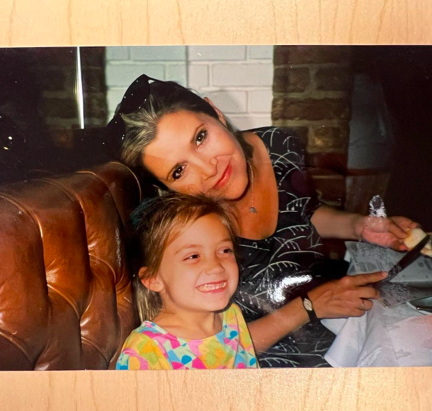 "Desearía que mi mami estuviera aquí": El conmovedor mensaje de la hija de Carrie Fisher 