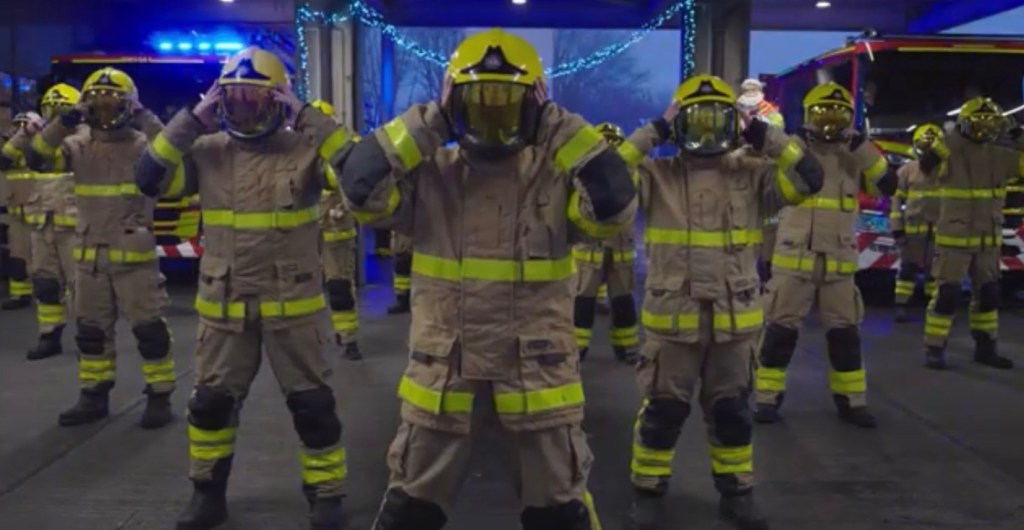 Estos bomberos bailaron "One More Time" de Daft Punk por una buena causa