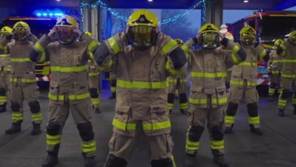 Estos bomberos bailaron "One More Time" de Daft Punk por una buena causa