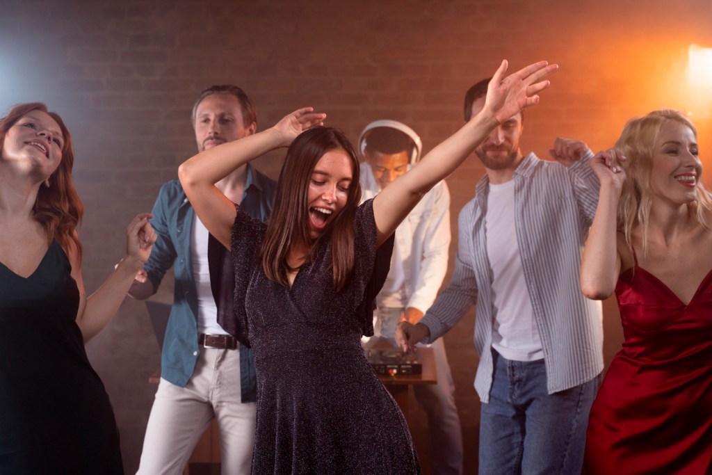 Mujer baila en una fiesta