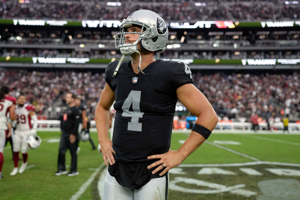 Derek Carr en una derrota con Raiders