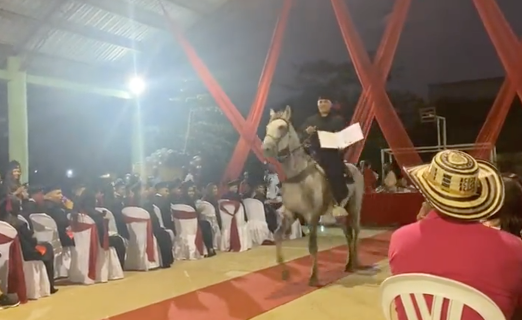 "Es mi amigo fiel": Joven se gradúa montado en su caballo y se hace viral 
