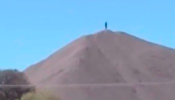 Ah caray: Captan a supuesto gigante en la cima de un cerro de Aguascalientes