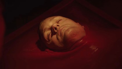 Alexander Skarsgård y Mia Goth pierden la cabeza en el tráiler de 'Infinity Pool'