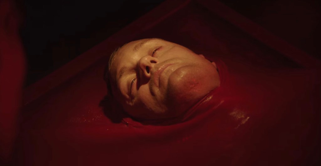 Alexander Skarsgård y Mia Goth pierden la cabeza en el tráiler de 'Infinity Pool'