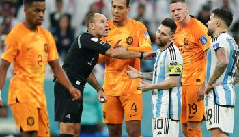 "Quería que empataran": Las críticas de Messi y 'Dibu' Martínez a Lahoz por el arbitraje contra Países Bajos