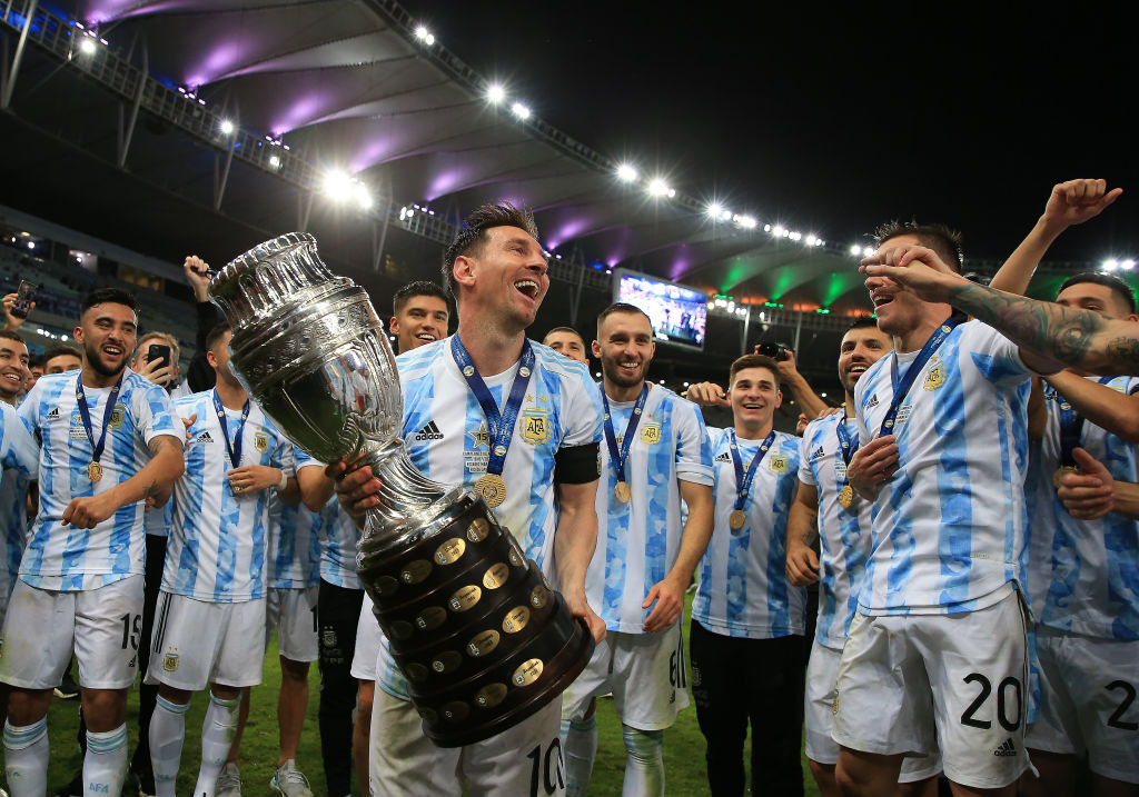 Messi con el título de la Copa América 2021