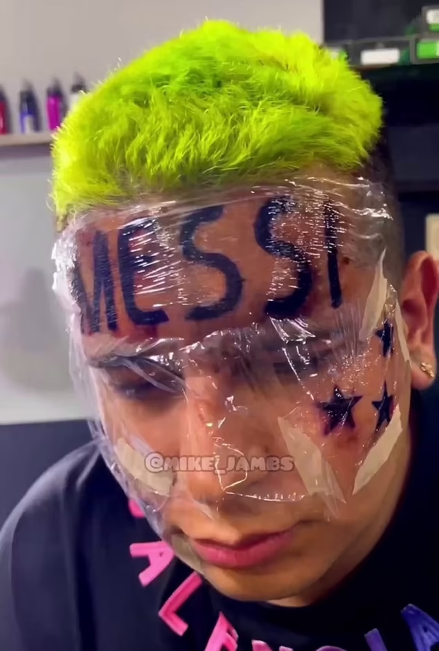 "Me lo quiero borrar": Influencer pide ayuda para quitarse tatuajes de Messi en la cara 