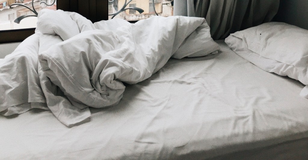 Ay no: Motel amenaza a clientes por robarse una sábana y una almohada 
