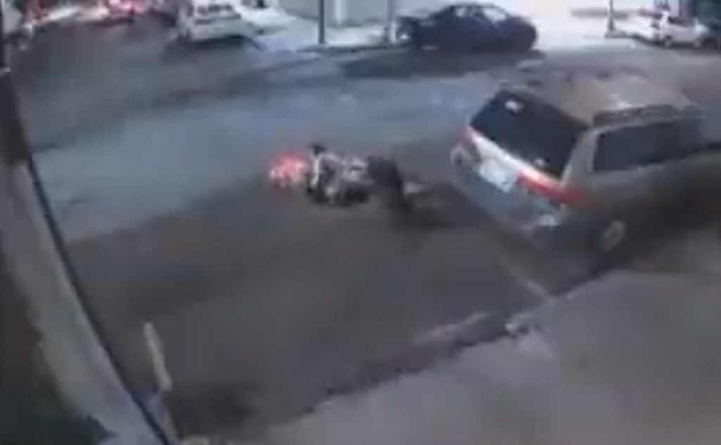 Video muestra el momento en que una mujer cae en una coladera sin tapa