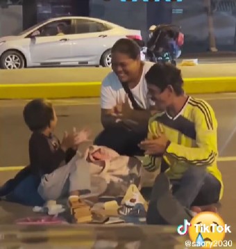 Padres celebran cumple de su hijo en la calle y su felicidad es única