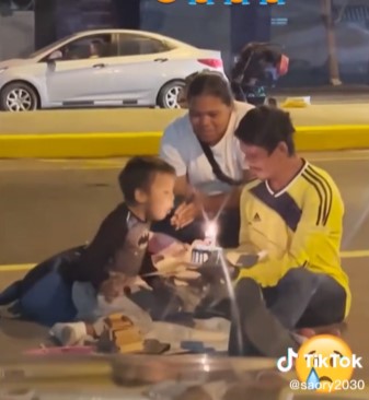 Padres celebran cumple de su hijo en la calle y su felicidad es única