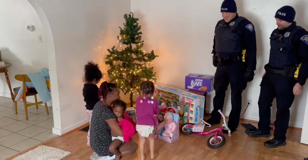 Policías dan regalos a familia que sufrió robo en casa y salvan la Navidad