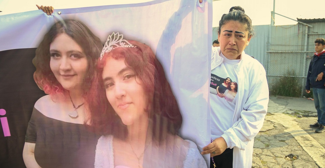 Familiares y amigos de la jóvenes Sofía y Esmeralda que cayeron a una coladera sin tapa y murieron realizaron una marcha a la FGJ.