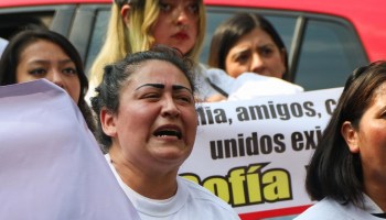 CIUDAD DE MÉXICO. 24NOVIEMBRE2022.- Doña Elvira, madre de Esmeralda y Sofia, continuó la marcha de protesta hasta el Congreso de la Ciudad, a fin de que se haga justicia para sus hijas.