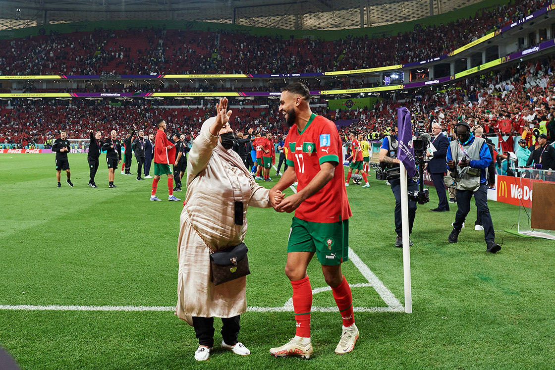 Sofiane Boufal y su madre en Qatar 2022