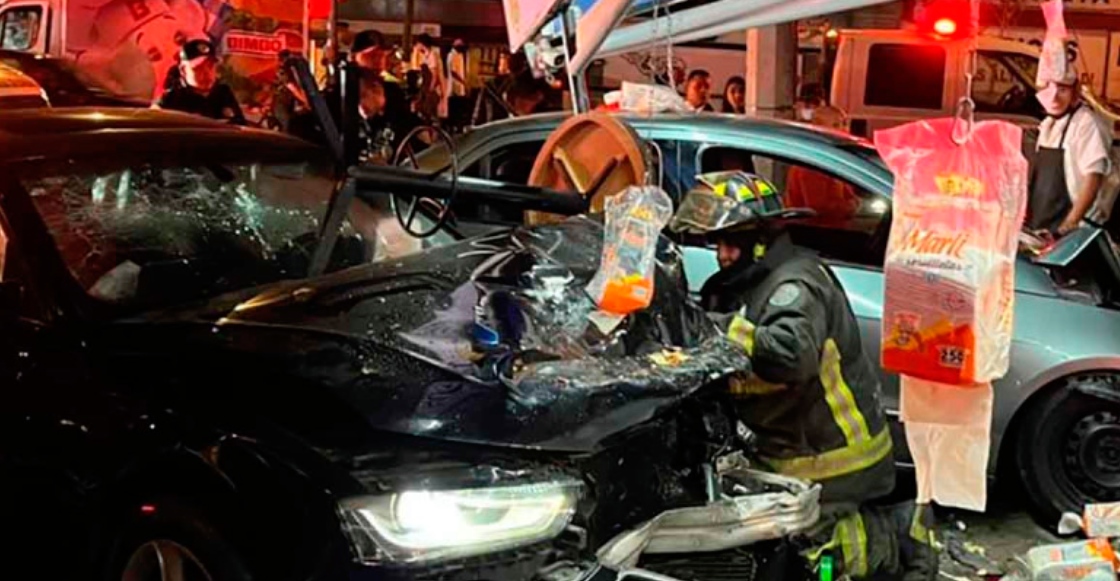 Auto choca contra puesto de tacos en CDMX y deja varios heridos