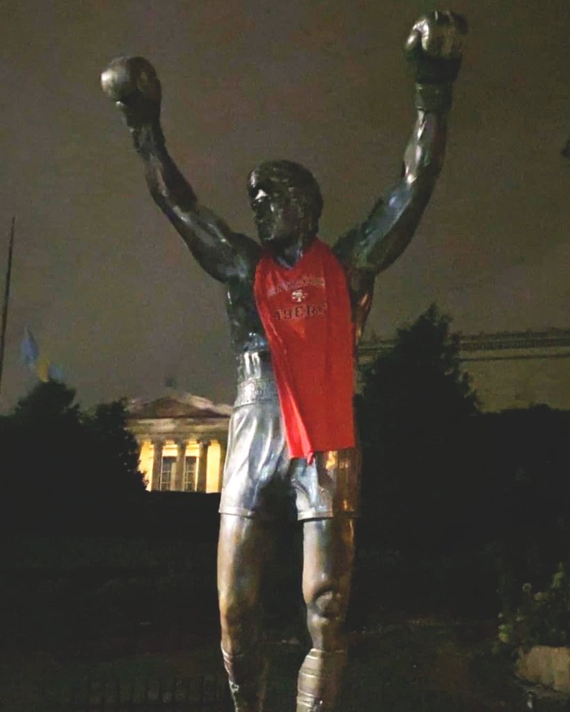 Estatua de Rocky Balboa en Philadelphia con los colores de 49ers