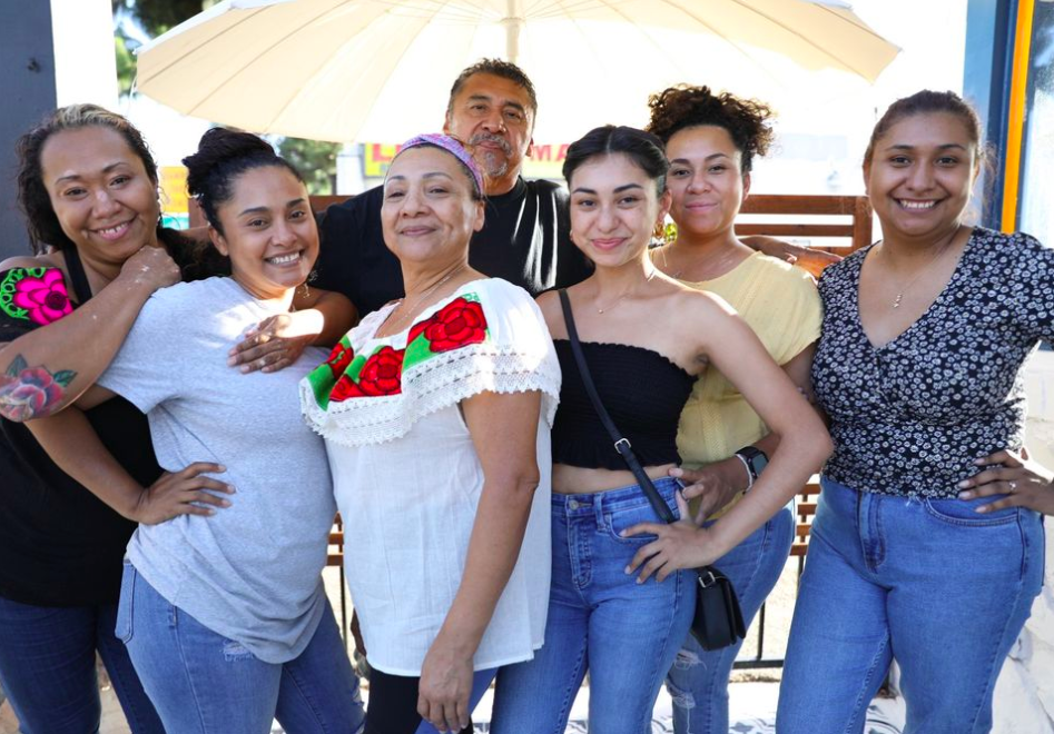 Mujeres latinas en Los Ángeles - Tamales Elena y Antojitos