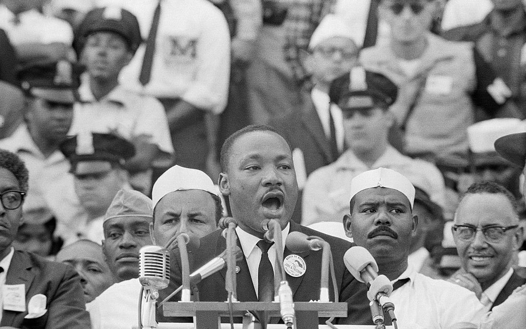 El Dr. Martin Luther King, Jr. pronuncia su famoso discurso "Tengo un sueño" frente al Monumento a Lincoln durante la Marcha de la Libertad en Washington en 1963.