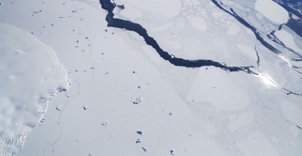 Las imágenes satelitales que captaron el desprendimiento de un iceberg en la Antártida