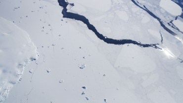 Las imágenes satelitales que captaron el desprendimiento de un iceberg en la Antártida