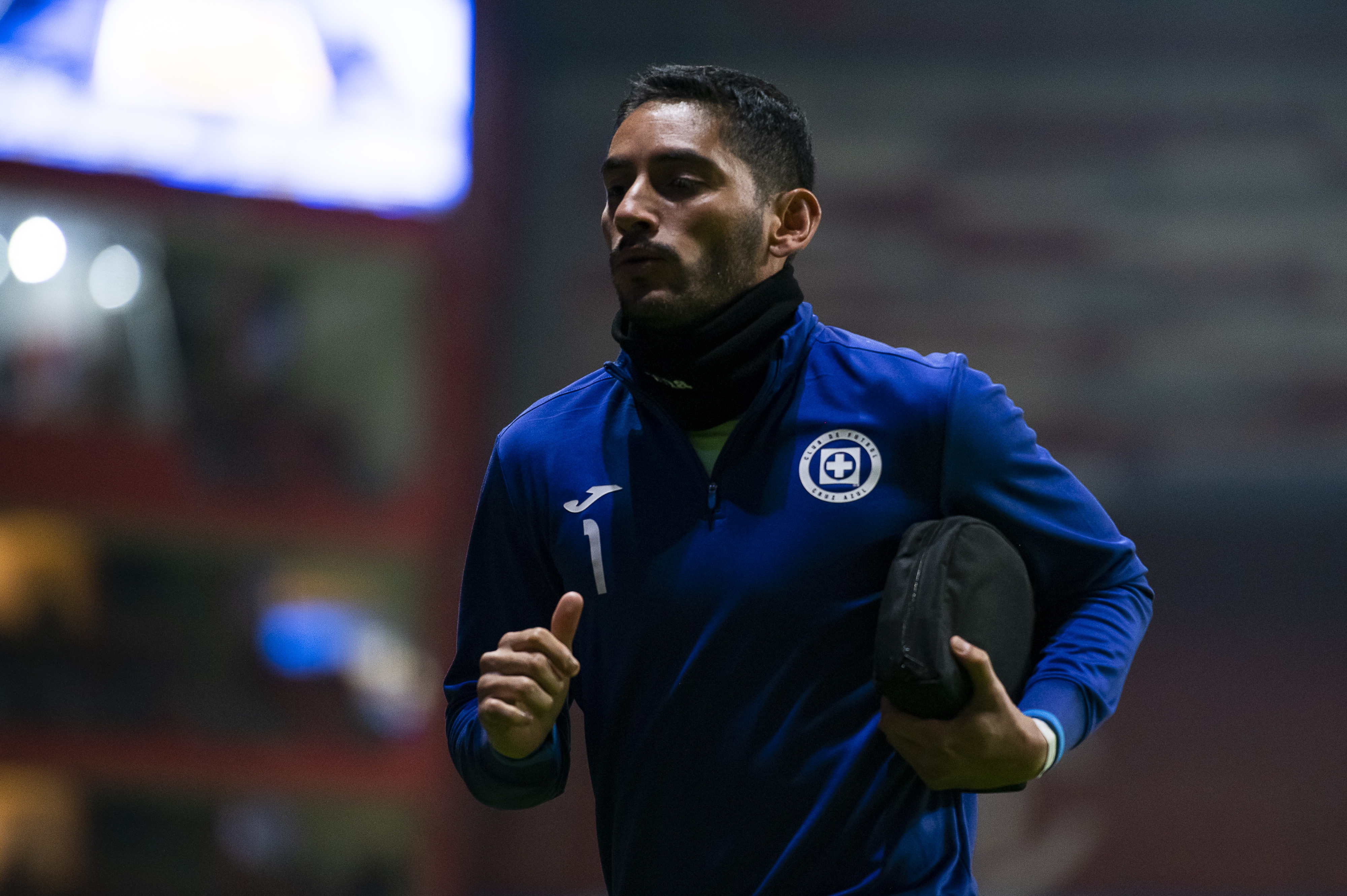 Asaltan a Jesús Corona al salir del entrenamiento de Cruz Azul en La Noria