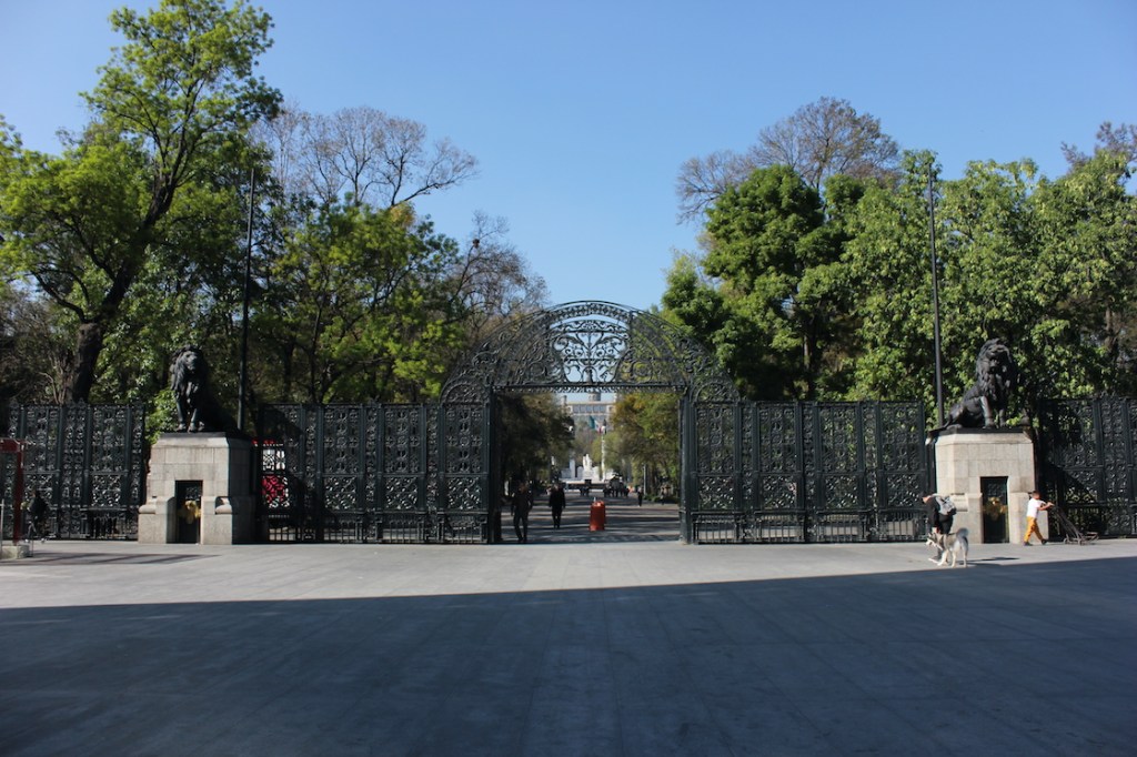 La Puerta de los Leones de Chapultepec tendrá pintura roja?