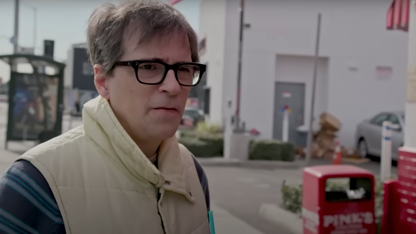 Fall Out Boy intenta robarse a Rivers Cuomo en el video de "Heartbreak