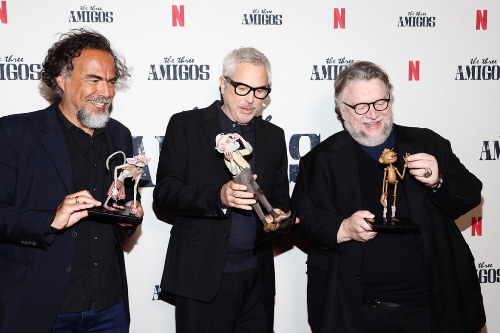 Alejandro G. Iñárritu, Alfonso Cuarón y Guillermo del Toro cargando figuras de 'Pinocchio' 