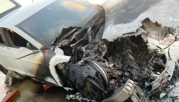 Casual: Tesla se incendia mientras recorría autopista de Estados Unidos