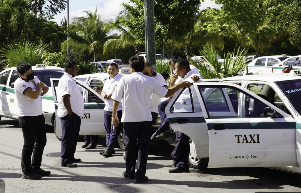 "El negocio más corrupto del mundo": Extranjero advierte sobre taxis en Cancún y su forma de operar