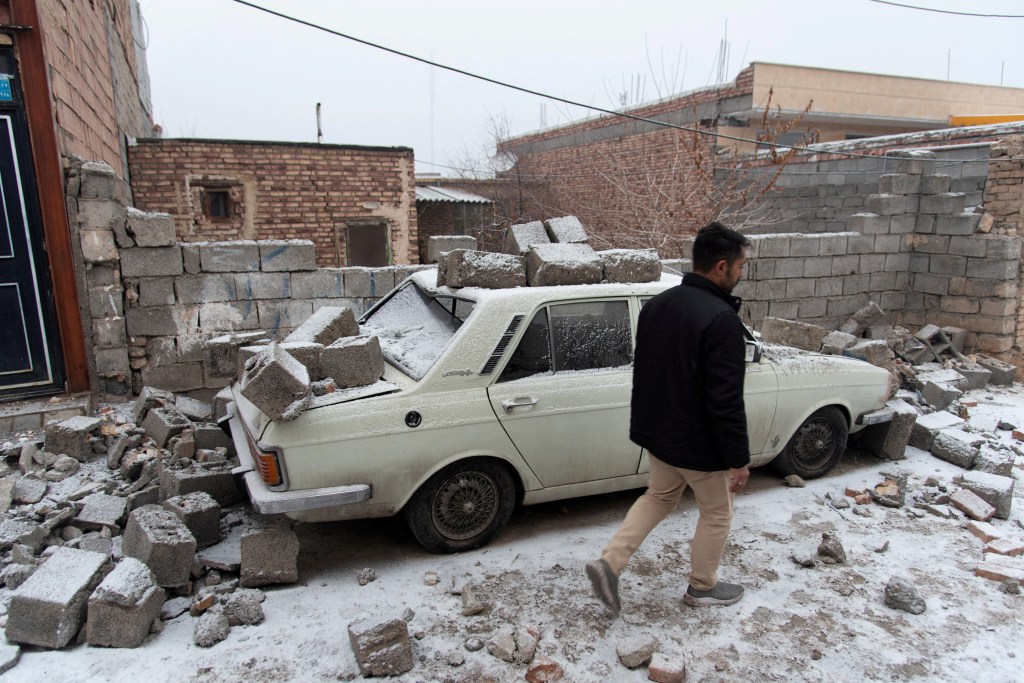 Muertos y heridos por un ataque militar y un sismo que "coincidieron" en Irán