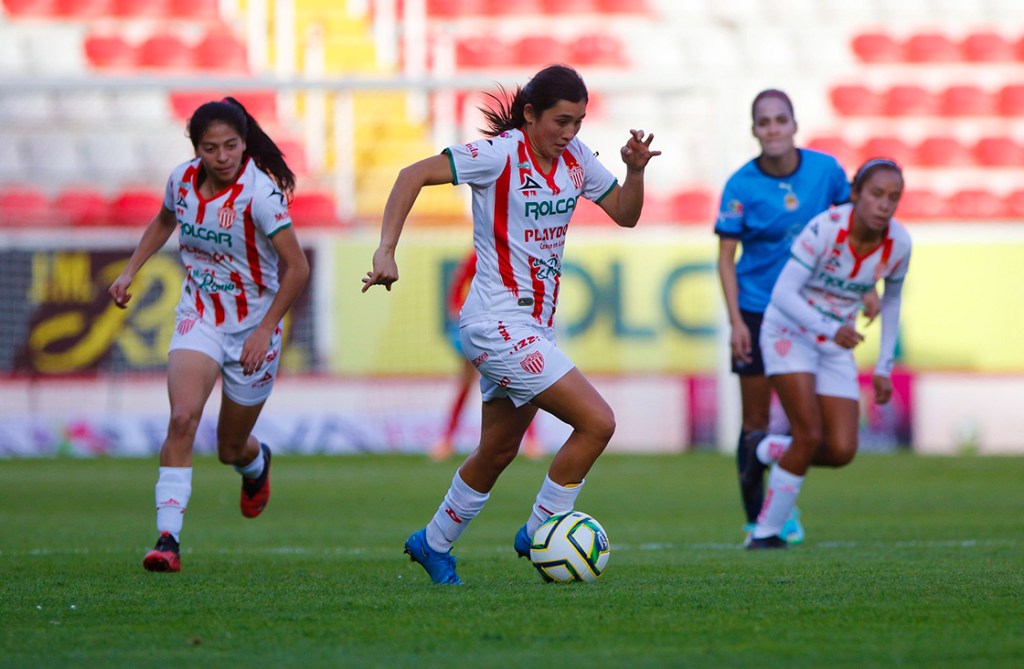 El gol olímpico de Diana Anguiano (con ayuda de Espino) en el Necaxa vs Chivas Femenil
