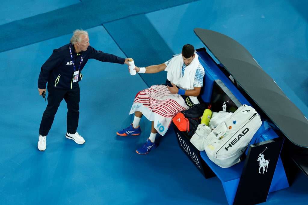 ¿Eso se puede? La polémica nota que Novak Djokovic recibió en una botella durante el Australian Open