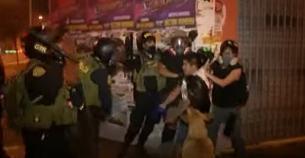 policia manifestantes universidad peru 2